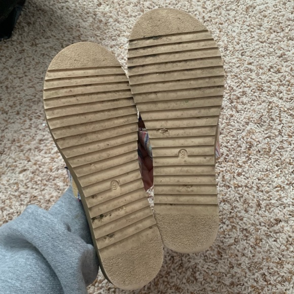 Very G Axel Sandals - Picture 4 of 4